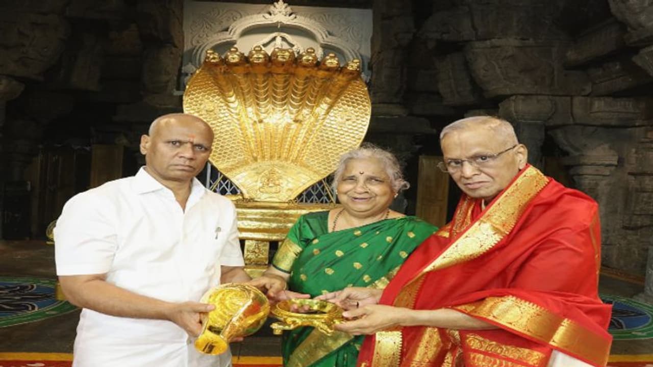 திருப்பதி கோயிலுக்கு தங்கத்தில் அபிஷேக சங்கு வழங்கிய சுதா நாராயணமூர்த்தி தம்பதி
