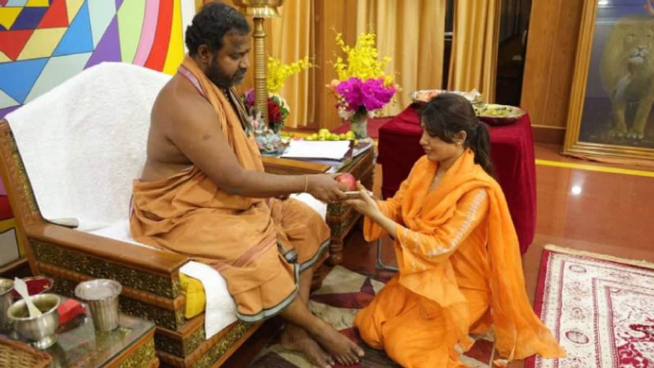 நிறைவடைந்த குஷி பட வேலைகள்.. இனி Spiritual டைம் ஸ்ரீபுரம் தங்க கோவிலில் சுவாமி தரிசனம் செய்த சமந்தா!