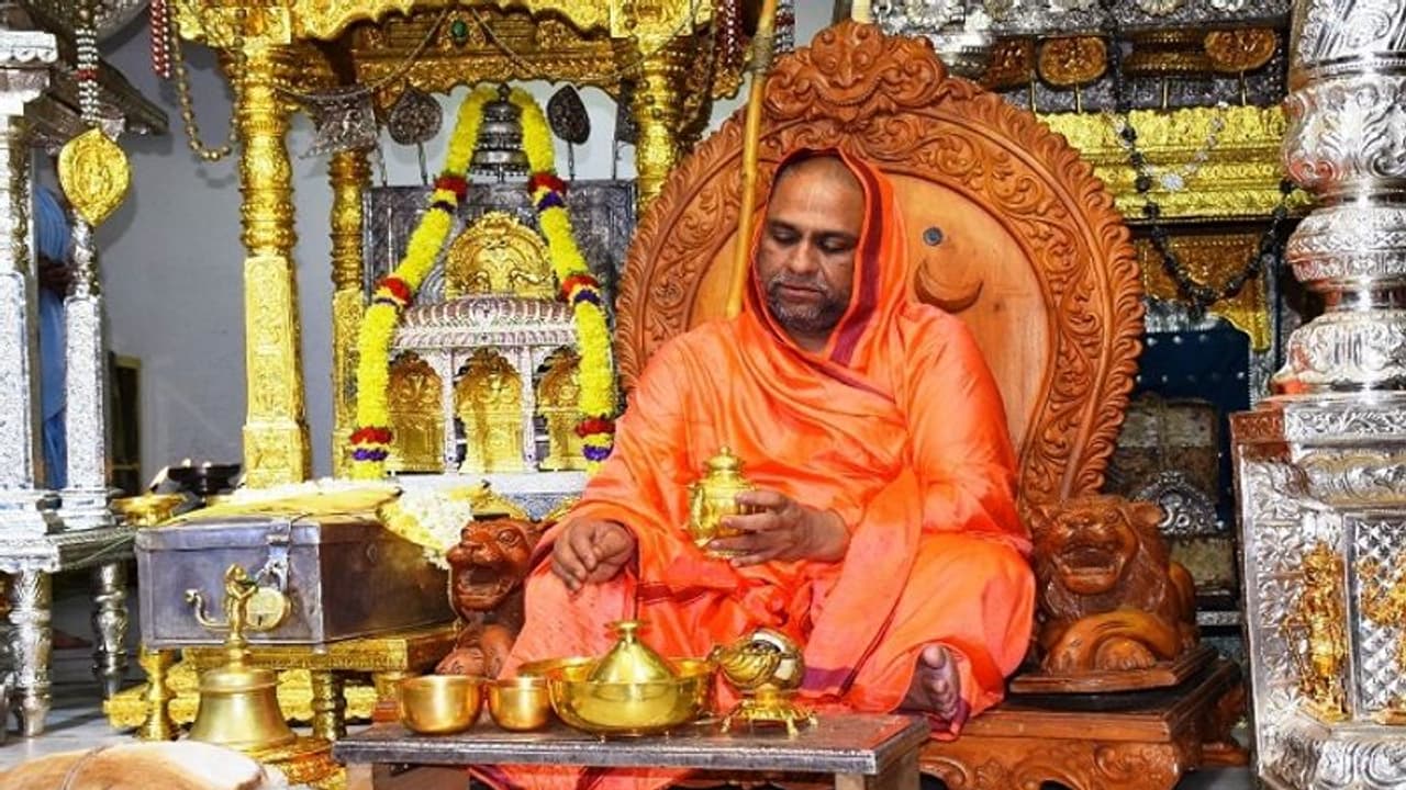 ರಾಯಚೂರು: ರಾಯರ ಮಠದ ಶ್ರೀಗಳಿಂದ ದೀಕ್ಷೆ ಸ್ವೀಕಾರ ರಾಯಚೂರು: ರಾಯರ ಮಠದ ಶ್ರೀಗಳಿಂದ ದೀಕ್ಷೆ ಸ್ವೀಕಾರ