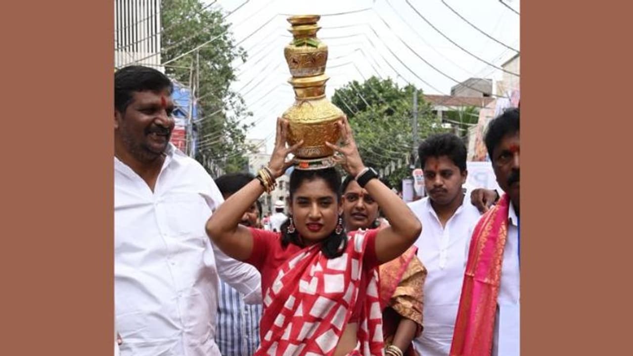 బోనమెత్తిన మిథాలీరాజ్.. భక్తులతో కిటకిటలాడిన ఆలయాలు.. బోనమెత్తిన మిథాలీరాజ్.. భక్తులతో కిటకిటలాడిన ఆలయాలు..