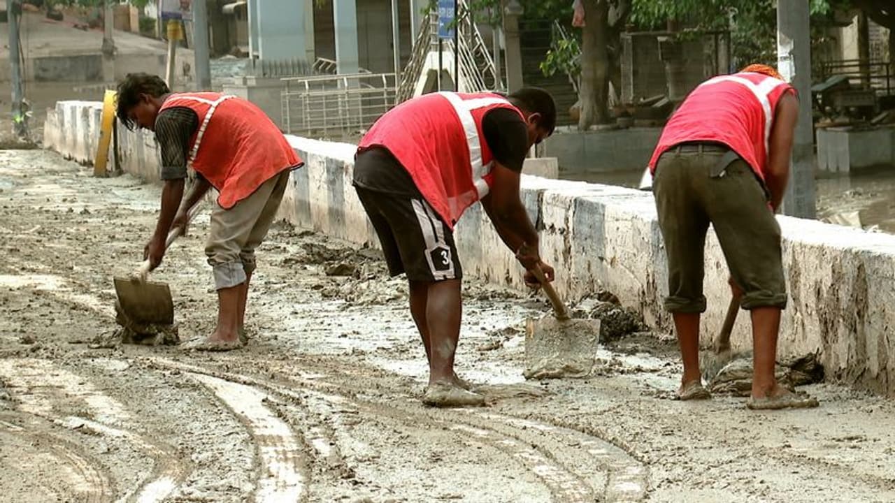 ദില്ലി സാധാരണ നിലയിലേക്ക്, പ്രധാന പാതകളിൽ വെള്ളക്കെട്ട് നീങ്ങി; വെള്ളപ്പൊക്കത്തെ ചൊല്ലി എഎപി ബിജെപി പോര് ദില്ലി സാധാരണ നിലയിലേക്ക്, പ്രധാന പാതകളിൽ വെള്ളക്കെട്ട് നീങ്ങി; വെള്ളപ്പൊക്കത്തെ ചൊല്ലി എഎപി ബിജെപി പോര്