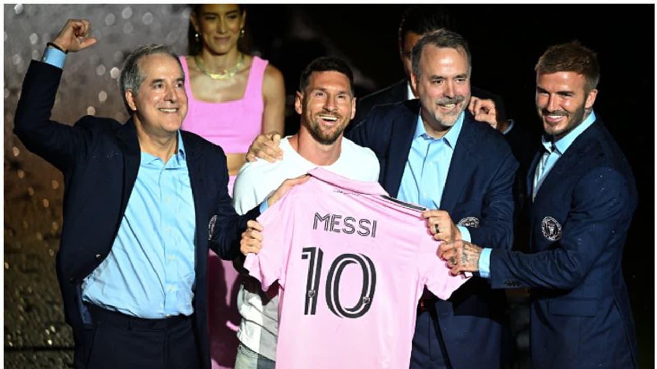 ലിയോണല് മെസി ഇനി ഇന്റര് മയാമിക്ക് സ്വന്തം! ഇതിഹാസത്തെ ഓദ്യോഗികമായി ആരാധകര്ക്ക് മുന്നില് അവതരിപ്പിച്ചു ലിയോണല് മെസി ഇനി ഇന്റര് മയാമിക്ക് സ്വന്തം! ഇതിഹാസത്തെ ഓദ്യോഗികമായി ആരാധകര്ക്ക് മുന്നില് അവതരിപ്പിച്ചു