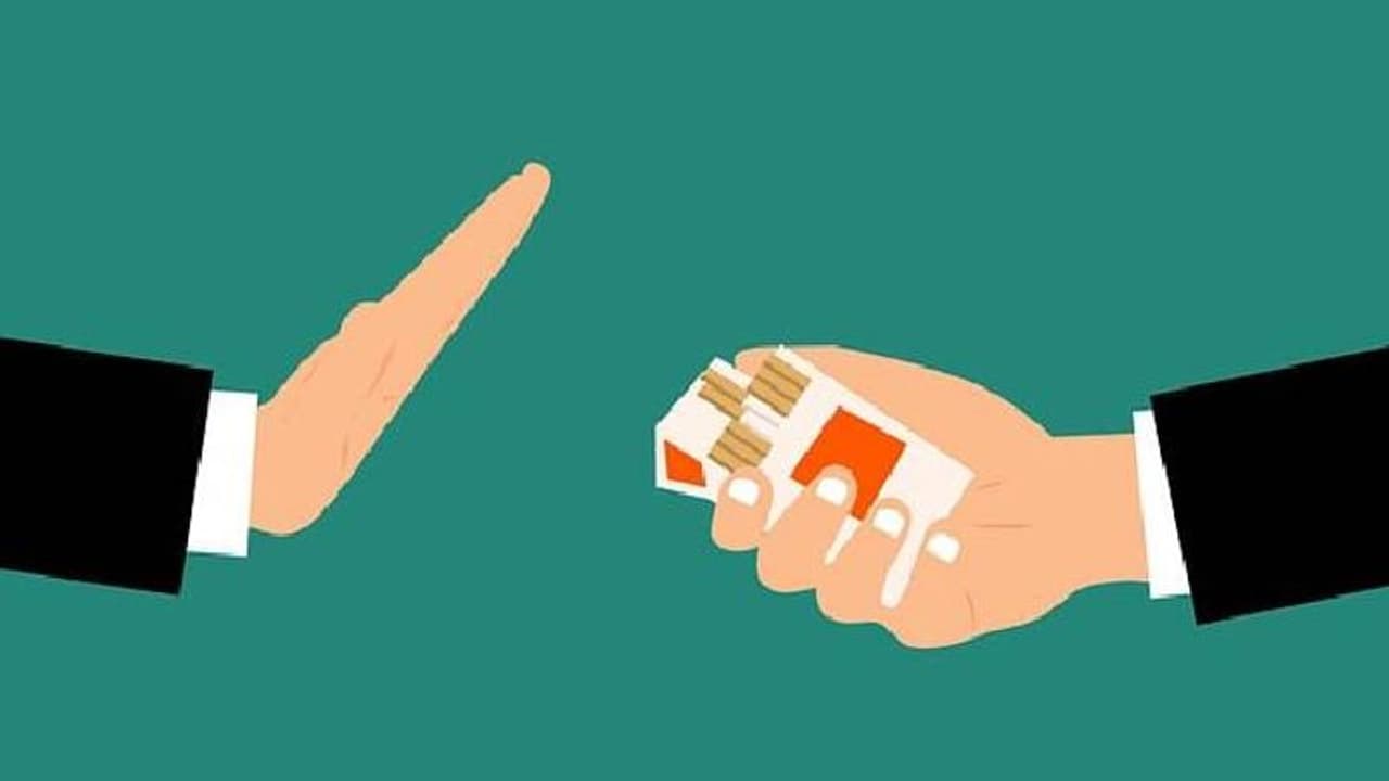 ആരെങ്കിലും പൊതുസ്ഥലത്ത് വച്ച് പുകവലിച്ചാൽ എല്ലാവരും ചേർന്ന് തുറിച്ചുനോക്കണം; വ്യത്യസ്ത ആശയവുമായി ഹോങ്കോങ്