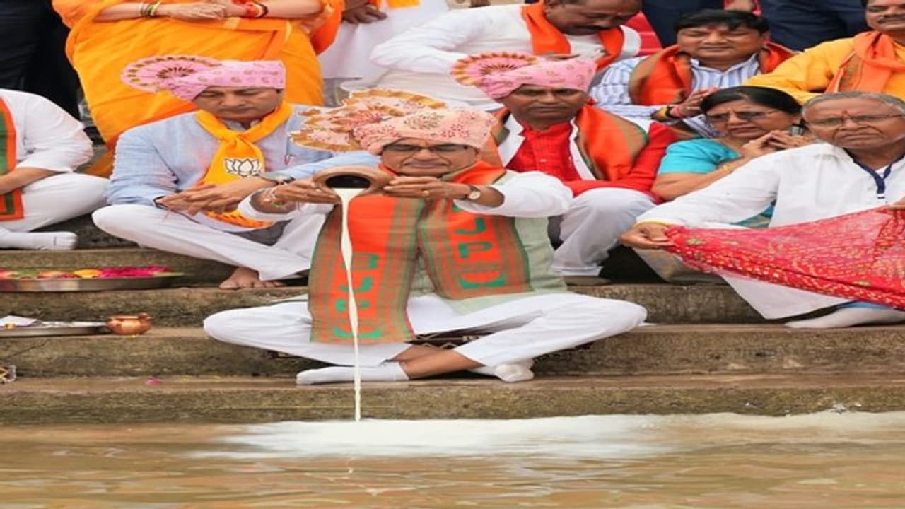 பழங்குடியின பகுதிகளில் இருந்து யாத்திரையை தொடங்கிய மத்தியப்பிரதேச முதல்வர்! பழங்குடியின பகுதிகளில் இருந்து யாத்திரையை தொடங்கிய மத்தியப்பிரதேச முதல்வர்!