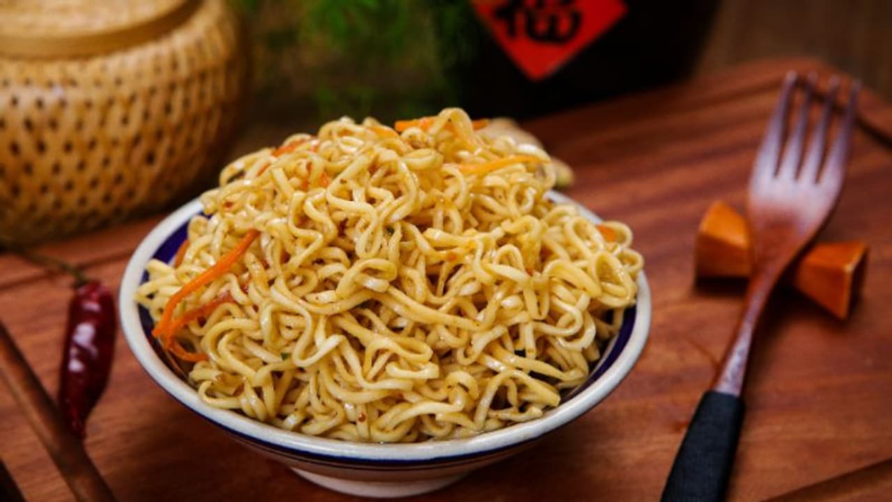 വിമാനത്താവളത്തിൽ നിന്ന് വാങ്ങിയ മാഗി നൂഡില്സിന്റെ വില കണ്ട് അമ്പരന്ന് യുവതി; ട്വീറ്റ് വൈറല് വിമാനത്താവളത്തിൽ നിന്ന് വാങ്ങിയ മാഗി നൂഡില്സിന്റെ വില കണ്ട് അമ്പരന്ന് യുവതി; ട്വീറ്റ് വൈറല്