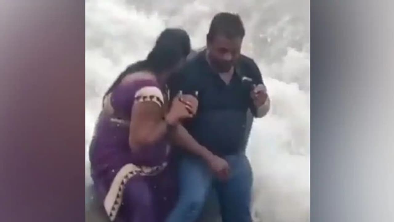 மூன்று குழந்தைகள் கண் முன் கடல் அலையில் சிக்கி இறந்த தாய்; அம்மா அம்மா என கதறிய குழந்தைகள்!! மூன்று குழந்தைகள் கண் முன் கடல் அலையில் சிக்கி இறந்த தாய்; அம்மா அம்மா என கதறிய குழந்தைகள்!!