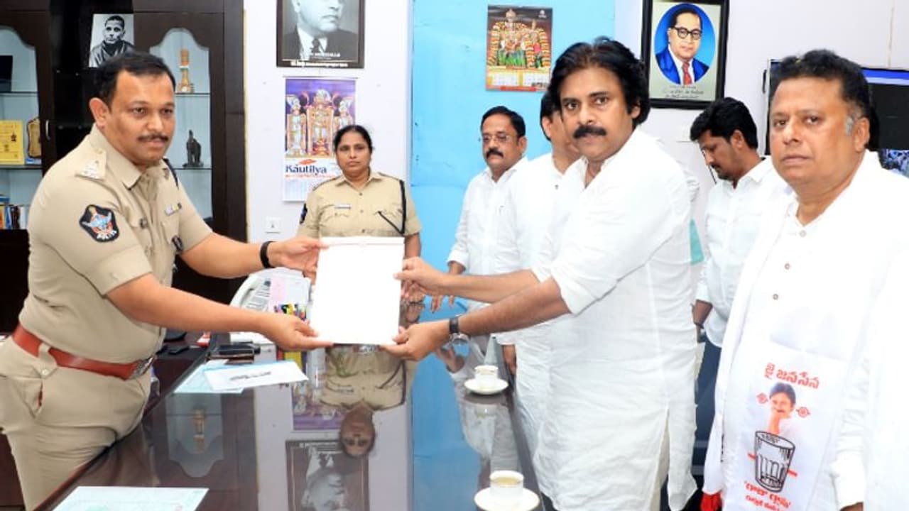 సీఐ అంజూ యాదవ్పై తిరుపతి ఎస్పీకి పవన్ ఫిర్యాదు.. ఎస్పీ కార్యాలయానికి భారీగా జనసైనికులు.. సీఐ అంజూ యాదవ్పై తిరుపతి ఎస్పీకి పవన్ ఫిర్యాదు.. ఎస్పీ కార్యాలయానికి భారీగా జనసైనికులు..