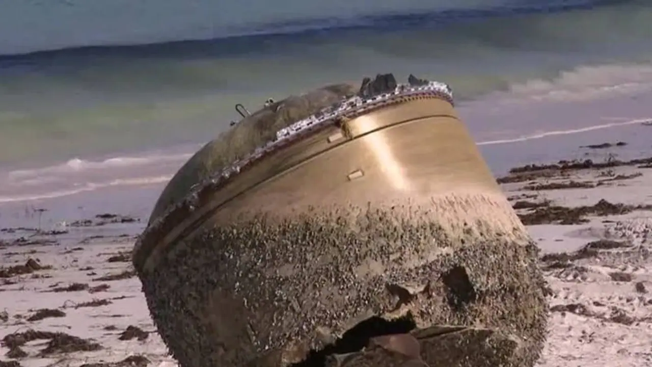 ஆஸ்திரேலிய கடற்கரையில் கண்டுபிடிக்கப்பட்ட மர்ம பொருள்.. மாயமான மலேசிய விமானத்தின் பாகமா? ஆஸ்திரேலிய கடற்கரையில் கண்டுபிடிக்கப்பட்ட மர்ம பொருள்.. மாயமான மலேசிய விமானத்தின் பாகமா?