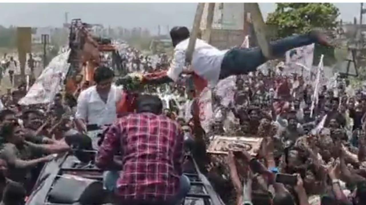 పవన్ కళ్యాణ్‌కు గాల్లో నుంచే శాలువాతో సన్మానం చేసిన అభిమాని.. వైరల్ వీడియో ఇదే