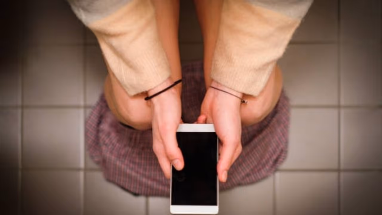 ടോയ്ലറ്റിലേക്ക് ഫോണ് കൊണ്ടുപോകുന്ന ശീലമുണ്ടോ? എങ്കില് നിങ്ങളറിയേണ്ടത്... ടോയ്ലറ്റിലേക്ക് ഫോണ് കൊണ്ടുപോകുന്ന ശീലമുണ്ടോ? എങ്കില് നിങ്ങളറിയേണ്ടത്...