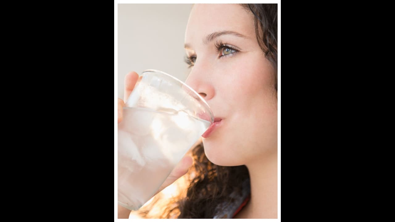 எவ்ளோ தாகம் எடுத்தாலும் இதை மட்டும் செய்யாதீங்க... 20 நிமிடத்தில் 2 லிட்டர் தண்ணீர் குடித்த பெண் சாவு!