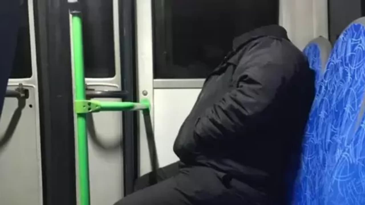 സീറ്റിലിരിക്കുന്ന തലയില്ലാത്ത ആള്‍; ഞെട്ടിക്കുന്ന ചിത്രത്തിന് പിന്നിലെ സത്യം...