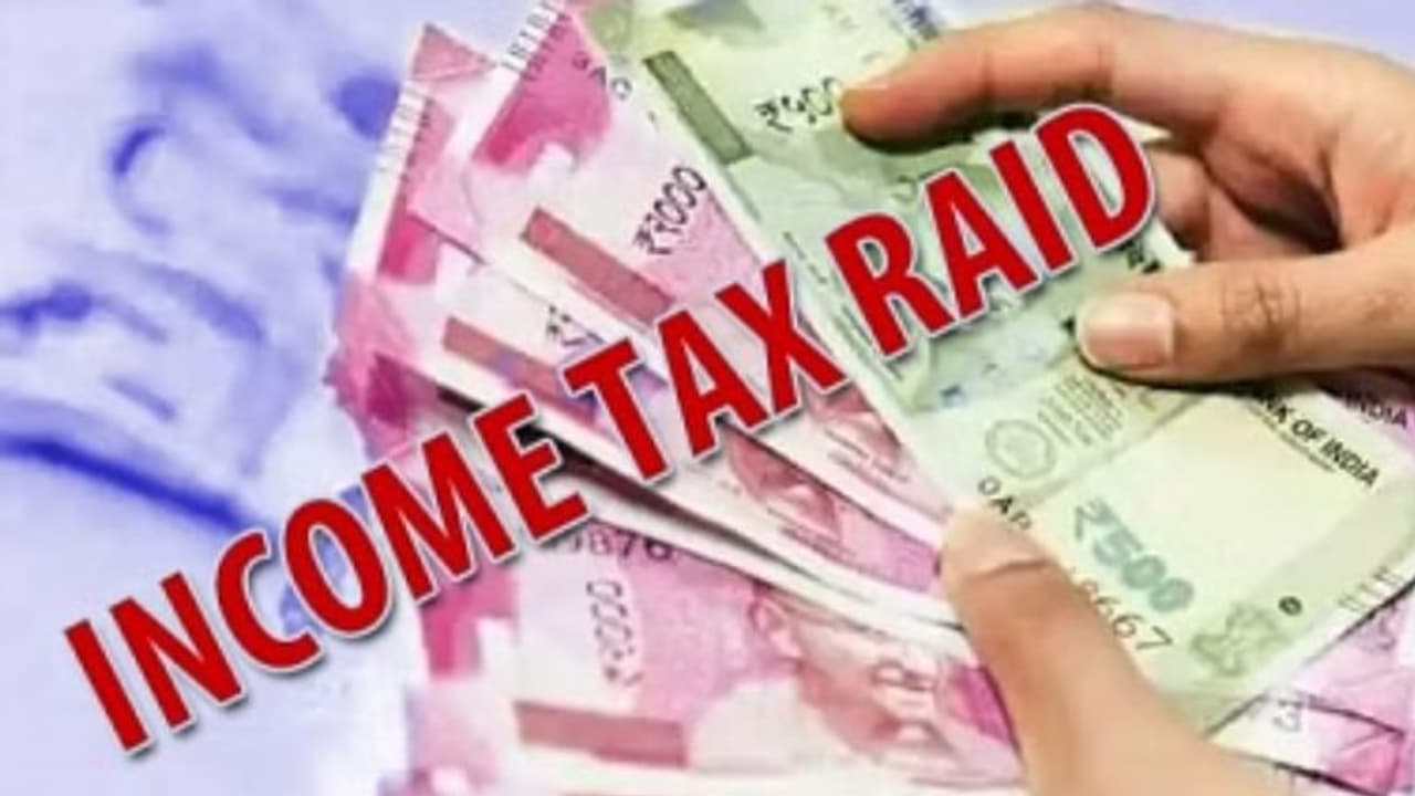 வீடியோ போட்டு கிடைத்த வருமானம் 1 கோடி.. பிரபல யூடியூபர் வீட்டில் IT ரைட் திட்டமிட்ட சதி என்று கதறல்! வீடியோ போட்டு கிடைத்த வருமானம் 1 கோடி.. பிரபல யூடியூபர் வீட்டில் IT ரைட் திட்டமிட்ட சதி என்று கதறல்!