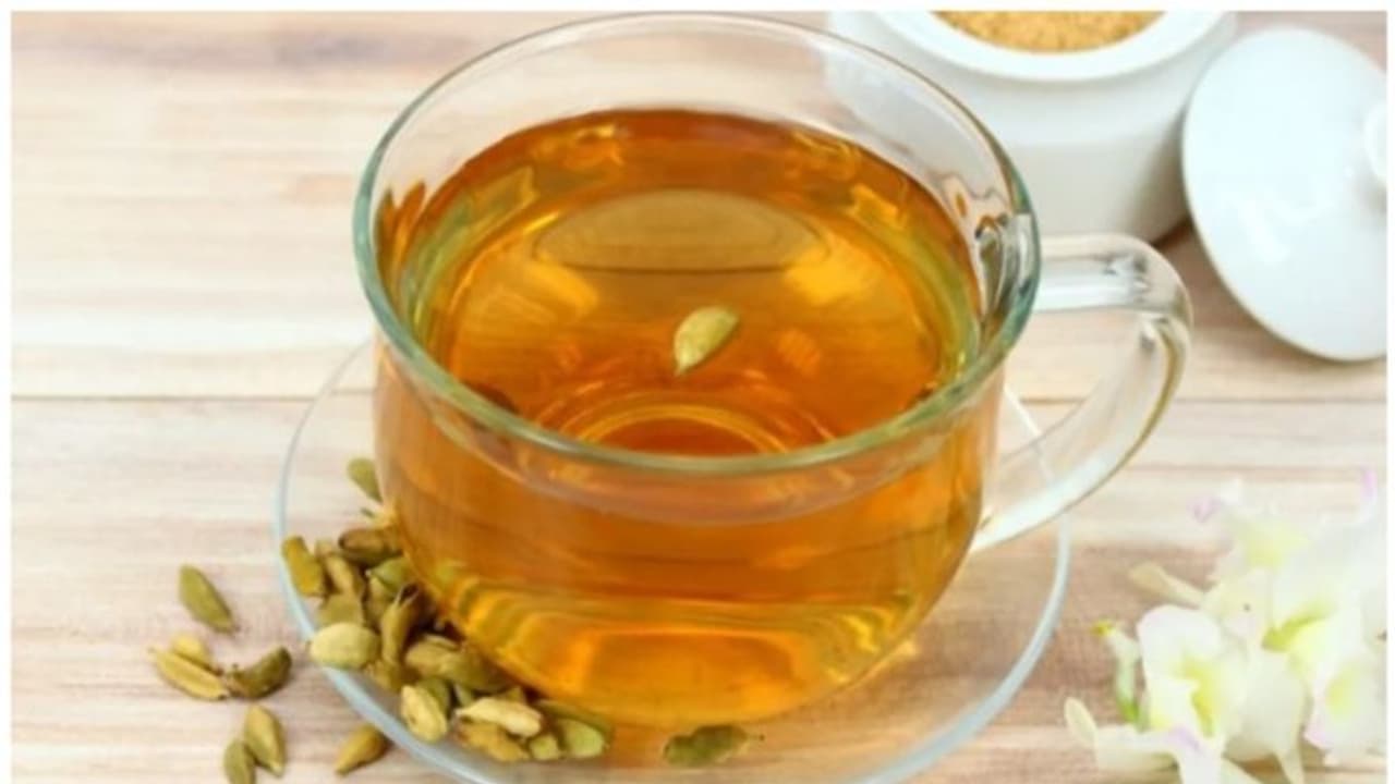 പുരുഷന്മാർ ഏലയ്ക്കയിട്ട് തിളപ്പിച്ച വെള്ളം കുടിക്കണമെന്ന് പറയുന്നതിന്റെ കാരണം പുരുഷന്മാർ ഏലയ്ക്കയിട്ട് തിളപ്പിച്ച വെള്ളം കുടിക്കണമെന്ന് പറയുന്നതിന്റെ കാരണം