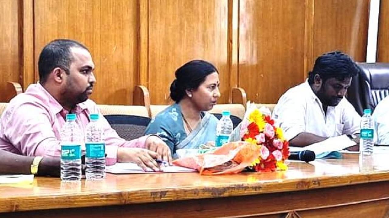 ಕಟ್ಟುನಿಟ್ಟಾಗಿ ತೆರಿಗೆ ವಸೂಲಿ ಮಾಡಲು ಸೂಚನೆ: ಶಾಸಕಿ ರೂಪಕಲಾ ಕಟ್ಟುನಿಟ್ಟಾಗಿ ತೆರಿಗೆ ವಸೂಲಿ ಮಾಡಲು ಸೂಚನೆ: ಶಾಸಕಿ ರೂಪಕಲಾ