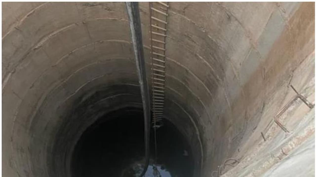 നാല് കുട്ടികളെ കിണറ്റിലെറിഞ്ഞ് പിന്നാലെ അമ്മയും ചാടി, കുട്ടികൾ മരിച്ചു, അമ്മ രക്ഷപ്പെട്ടു നാല് കുട്ടികളെ കിണറ്റിലെറിഞ്ഞ് പിന്നാലെ അമ്മയും ചാടി, കുട്ടികൾ മരിച്ചു, അമ്മ രക്ഷപ്പെട്ടു