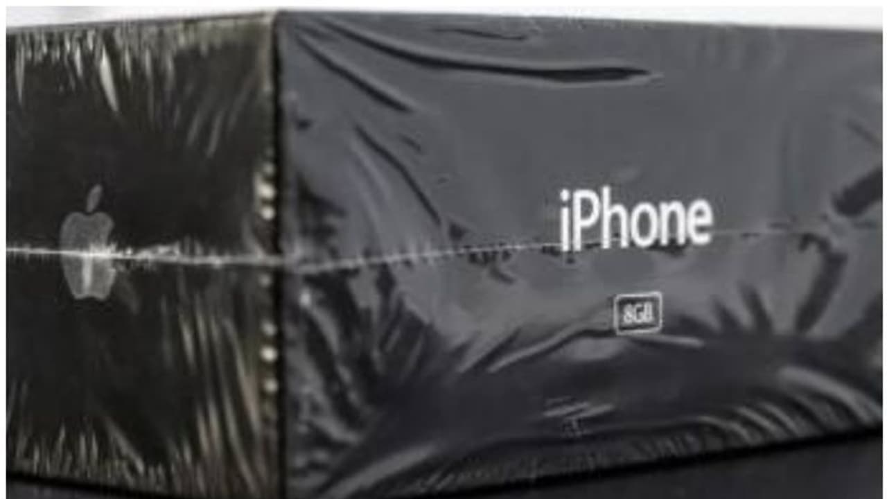 അമ്പമ്പോ.... കോടിയുമല്ല, അതുക്കുംമേലേ! ആദ്യ ഐഫോൺ, റെക്കോർഡ് വിലക്ക് വിറ്റുപോയി