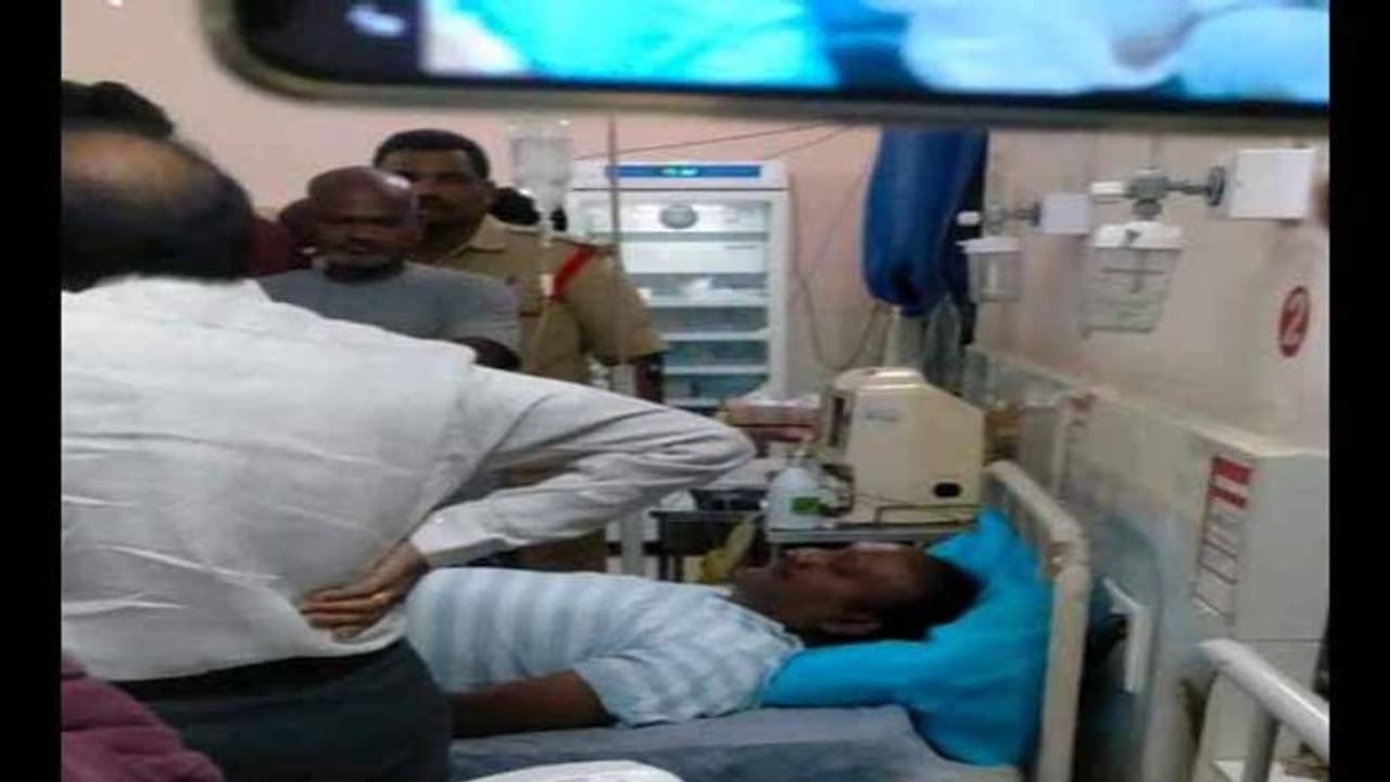 మాజీ ఎమ్మెల్యే ఆమంచి కృష్ణమోహన్ కు పాము కాటు: ఆసుపత్రిలో చేరిక మాజీ ఎమ్మెల్యే ఆమంచి కృష్ణమోహన్ కు పాము కాటు: ఆసుపత్రిలో చేరిక