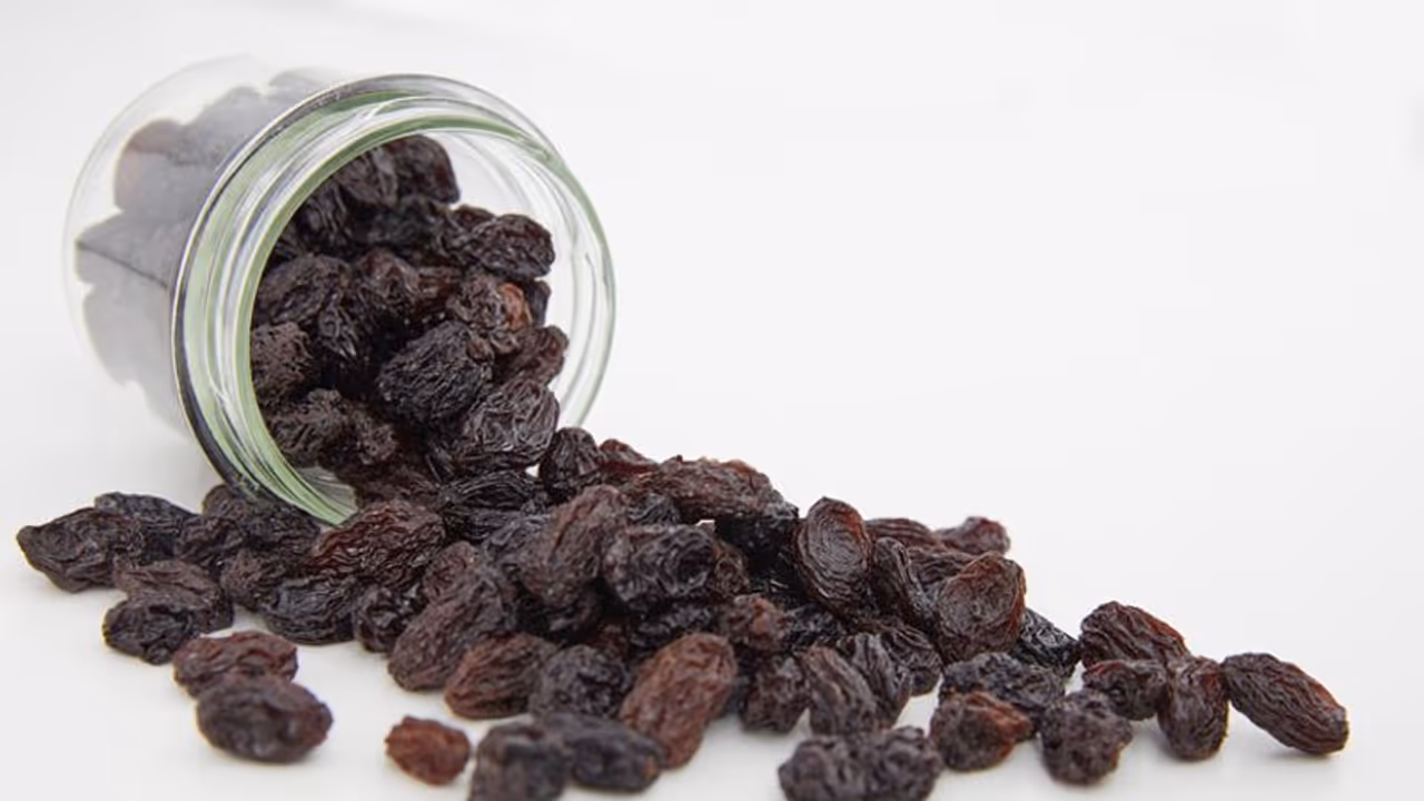 ഉണക്ക മുന്തിരി കഴിക്കൂ, ആരോഗ്യ ഗുണങ്ങളറിയാം ഉണക്ക മുന്തിരി കഴിക്കൂ, ആരോഗ്യ ഗുണങ്ങളറിയാം