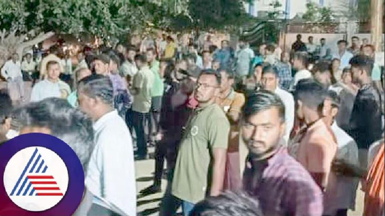 ಸಿಂಧನೂರು: ಅಶ್ಲೀಲ ಮೆಸೇಜ್ 2 ಕೋಮುಗಳ ನಡುವೆ ಘರ್ಷಣೆ, ಪರಿಸ್ಥಿತಿ ಉದ್ವಿಗ್ನ! ಸಿಂಧನೂರು: ಅಶ್ಲೀಲ ಮೆಸೇಜ್ 2 ಕೋಮುಗಳ ನಡುವೆ ಘರ್ಷಣೆ, ಪರಿಸ್ಥಿತಿ ಉದ್ವಿಗ್ನ!