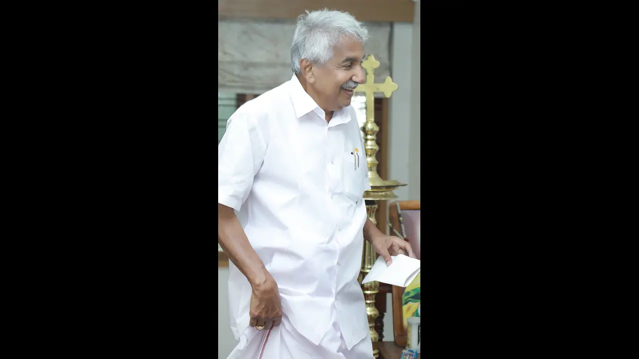 ഉമ്മൻചാണ്ടിയുടെ ഭൗതിക ശരീരം ഉച്ചയോടെ തിരുവനന്തപുരത്തെത്തിക്കും; ദർബാർ ഹാളിൽ പൊതുദർശനം ഉമ്മൻചാണ്ടിയുടെ ഭൗതിക ശരീരം ഉച്ചയോടെ തിരുവനന്തപുരത്തെത്തിക്കും; ദർബാർ ഹാളിൽ പൊതുദർശനം