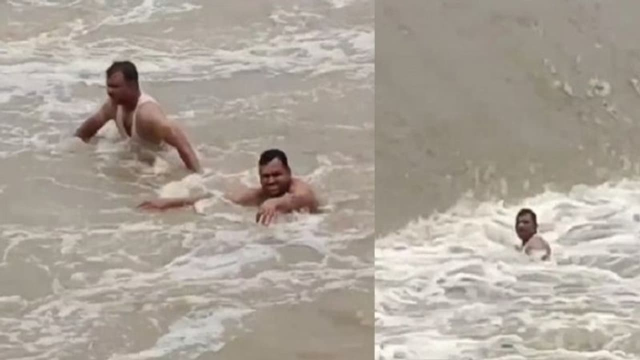 అయ్యో.. వరద నీటిలో పడి చనిపోయిన బాలుడి మృతదేహాన్నివెలికి తీస్తూ.. మునిగిపోయిన పోలీసు ఆఫీసర్.. వీడియో వైరల్ అయ్యో.. వరద నీటిలో పడి చనిపోయిన బాలుడి మృతదేహాన్నివెలికి తీస్తూ.. మునిగిపోయిన పోలీసు ఆఫీసర్.. వీడియో వైరల్