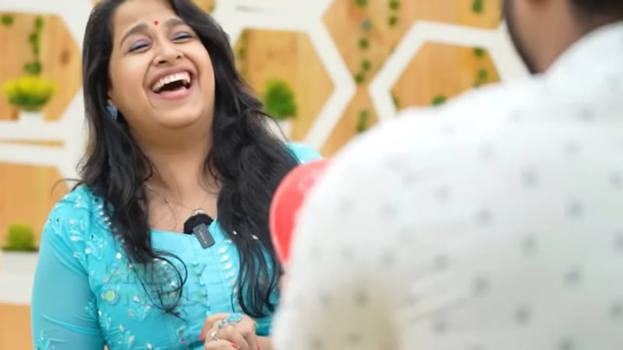 'ഡേറ്റിംഗ് ആപ്പിലൊന്നും പോകേണ്ട', സാധികയെ വിവാഹം കഴിക്കണമെന്ന് അവതാരകൻ