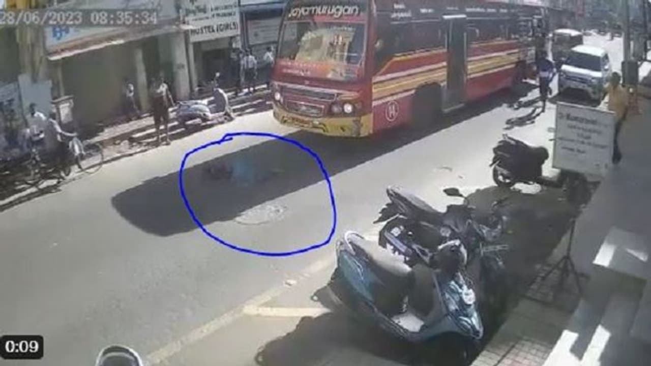 హృదయవిదారకం : కొడుకు కాలేజీ ఫీజు కట్డే డబ్బుల్లేక, నష్ట పరిహారం కోసం.. బస్సు కింద పడ్డ మాతృమూర్తి... (వీడియో) హృదయవిదారకం : కొడుకు కాలేజీ ఫీజు కట్డే డబ్బుల్లేక, నష్ట పరిహారం కోసం.. బస్సు కింద పడ్డ మాతృమూర్తి... (వీడియో)