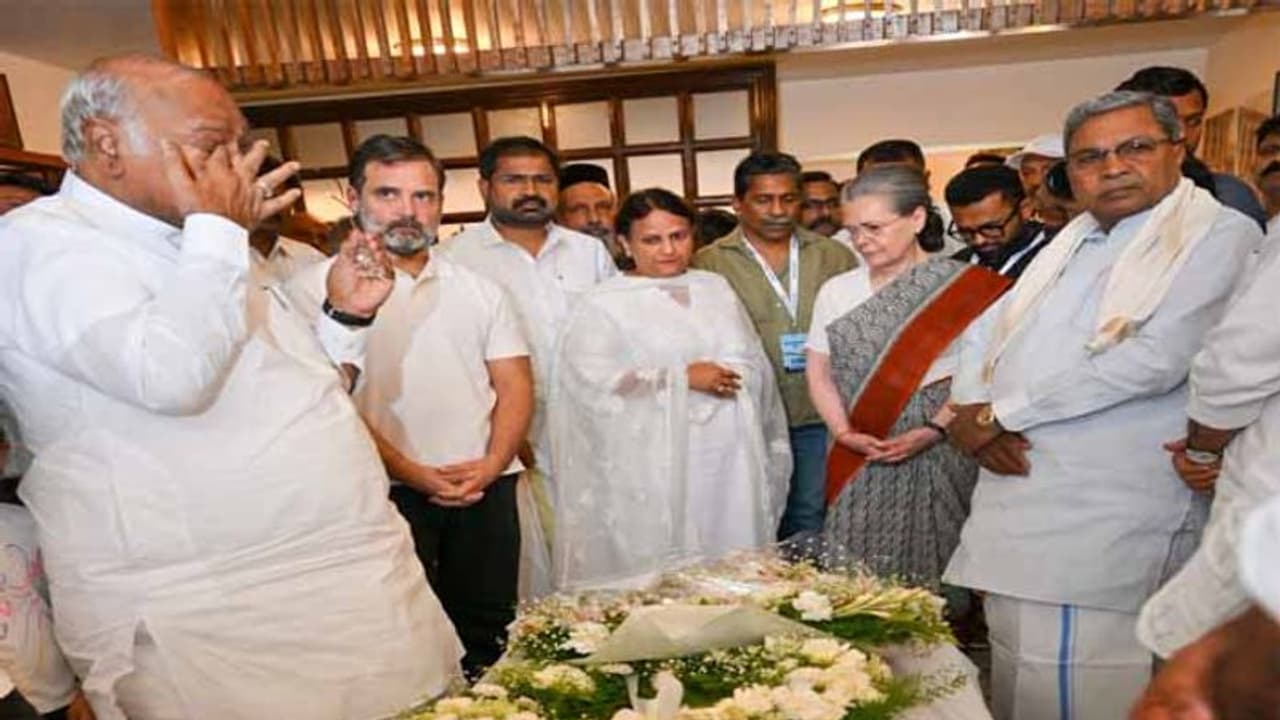 ఉమెన్ చాందీ పార్థీవ దేహనికి నివాళులు: కుటుంబ సభ్యులకు సోనియా, రాహుల్ ఓదార్పు