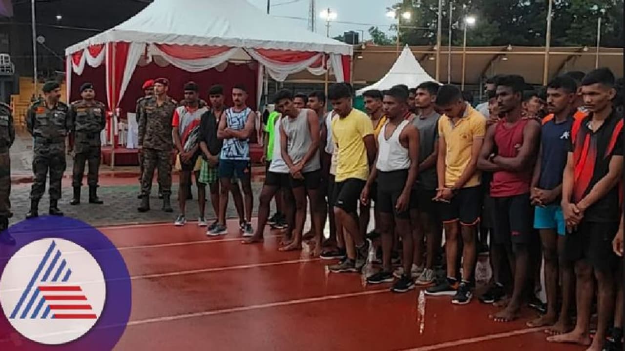 ಮಳೆ ನಡುವೆಯೇ ಅಗ್ನಿಪಥ್ ಆಯ್ಕೆ; ಯುವಕರು ಉತ್ಸಾಹದಿಂದ ಭಾಗಿ ಮಳೆ ನಡುವೆಯೇ ಅಗ್ನಿಪಥ್ ಆಯ್ಕೆ; ಯುವಕರು ಉತ್ಸಾಹದಿಂದ ಭಾಗಿ