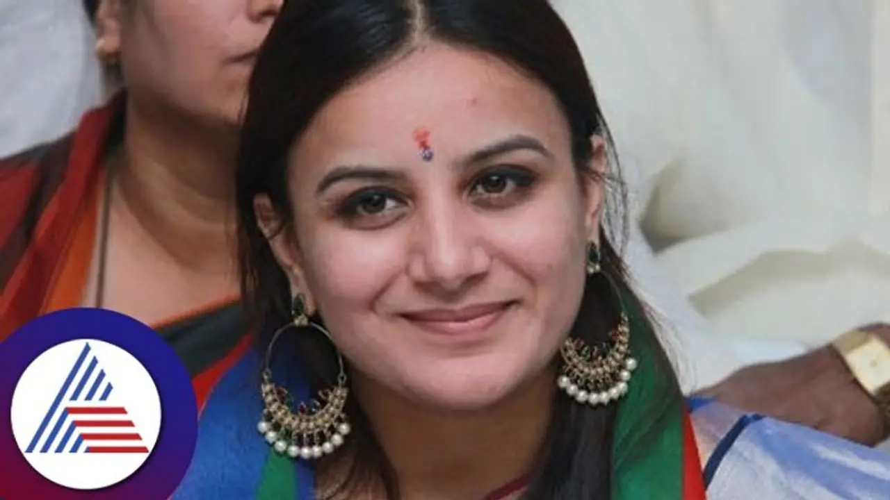 ಪೂಜಾ ಗಾಂಧಿ ಮದುವೆ; ಕನ್ನಡ ಕಲಿಸಿದ ವಿಜಯ್ ಕೈ ಹಿಡಿಯುತ್ತಿರುವ 'ಮಳೆ ಹುಡುಗಿ'