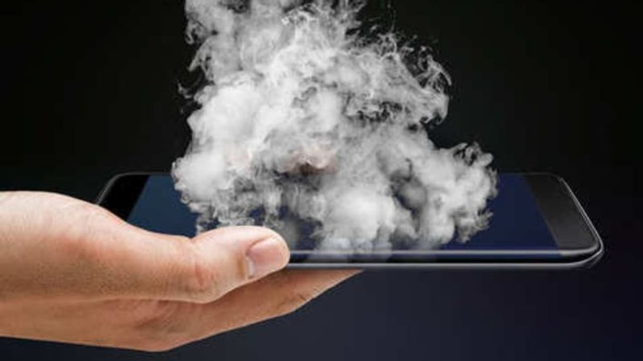 விமானத்தில் திடீரென தீப்பிடித்த மொபைல் போன்கள்.. மொபைல் தீ பிடிப்பதற்கான காரணங்கள் என்ன?