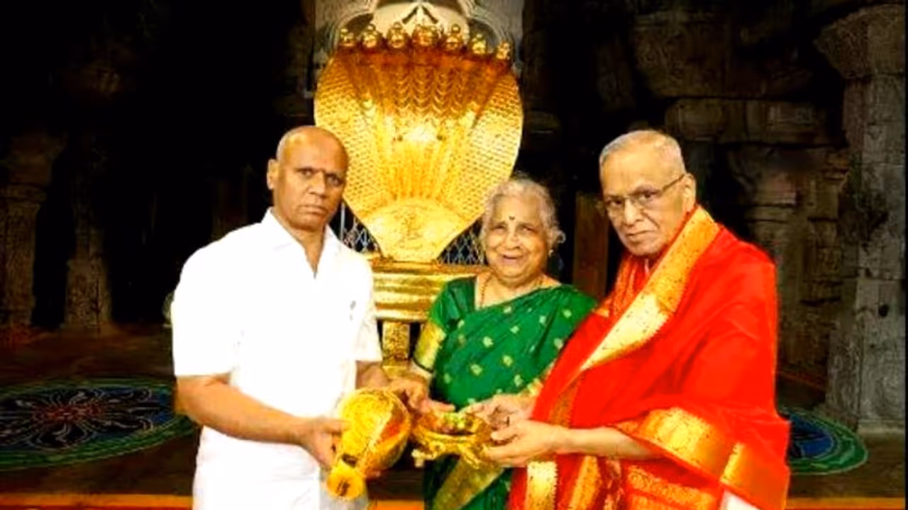 'സ്വർണത്തിൽ തീർത്ത ശംഖും ആമയും' തിരുപ്പതി ക്ഷേത്രത്തിൽ സമർപ്പിച്ച് ഇൻഫോസിസ് സ്ഥാപകൻ നാരായണ മൂർത്തി 'സ്വർണത്തിൽ തീർത്ത ശംഖും ആമയും' തിരുപ്പതി ക്ഷേത്രത്തിൽ സമർപ്പിച്ച് ഇൻഫോസിസ് സ്ഥാപകൻ നാരായണ മൂർത്തി