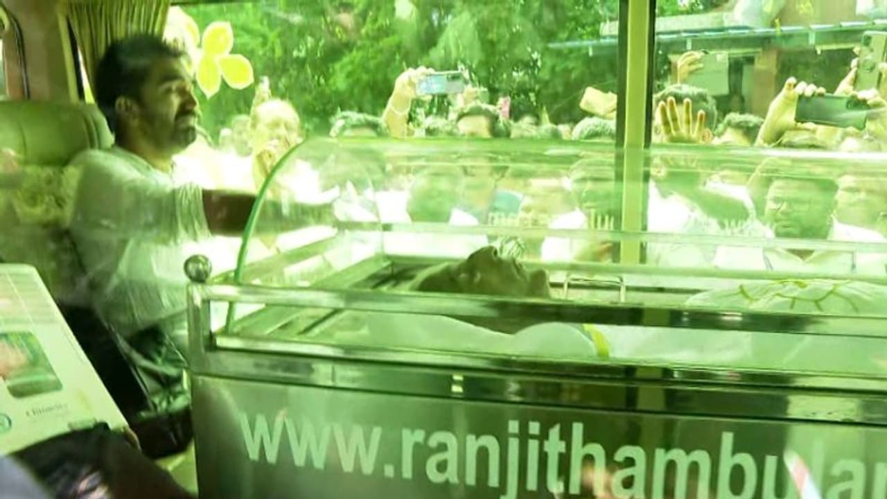 ജനനായകന് അഭിവാദ്യമർപ്പിക്കാൻ കേരളം: ഉമ്മൻചാണ്ടിയുടെ ഭൗതികശരീരം തിരുവനന്തപുരത്ത് എത്തിച്ചു ജനനായകന് അഭിവാദ്യമർപ്പിക്കാൻ കേരളം: ഉമ്മൻചാണ്ടിയുടെ ഭൗതികശരീരം തിരുവനന്തപുരത്ത് എത്തിച്ചു