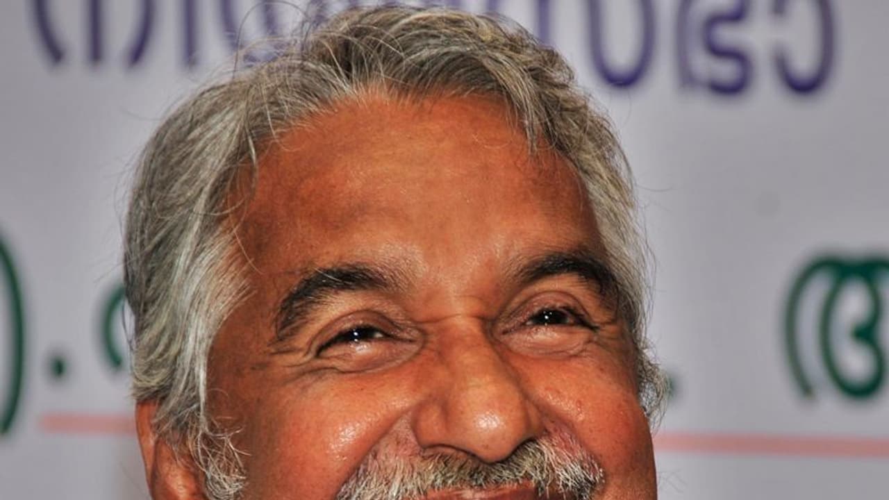 உம்மன் சாண்டியின் கடைசி ஆசை... மனைவி சொன்னதை அப்படியே நிறைவேற்றிய கேரள அரசு! உம்மன் சாண்டியின் கடைசி ஆசை... மனைவி சொன்னதை அப்படியே நிறைவேற்றிய கேரள அரசு!