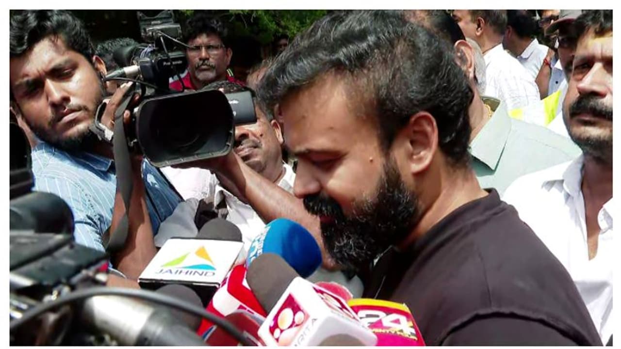 രാത്രി ഒന്നരയ്ക്ക് ചെന്നപ്പോൾ ഫയൽ കൂമ്പാരത്തിനിടയിലിരിക്കുന്ന ഉമ്മൻചാണ്ടിയെയാണ് കണ്ടത്: കുഞ്ചാക്കോ ബോബൻ രാത്രി ഒന്നരയ്ക്ക് ചെന്നപ്പോൾ ഫയൽ കൂമ്പാരത്തിനിടയിലിരിക്കുന്ന ഉമ്മൻചാണ്ടിയെയാണ് കണ്ടത്: കുഞ്ചാക്കോ ബോബൻ