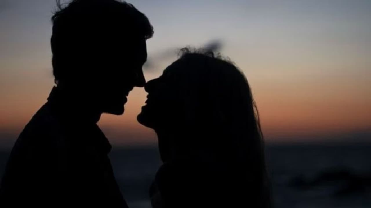 ఫోన్ కొట్టేసిన దొంగతో ప్రేమలో పడిన మహిళ.. రెండేళ్లుగా సహజీవనం.. ఫోన్ కొట్టేసిన దొంగతో ప్రేమలో పడిన మహిళ.. రెండేళ్లుగా సహజీవనం..