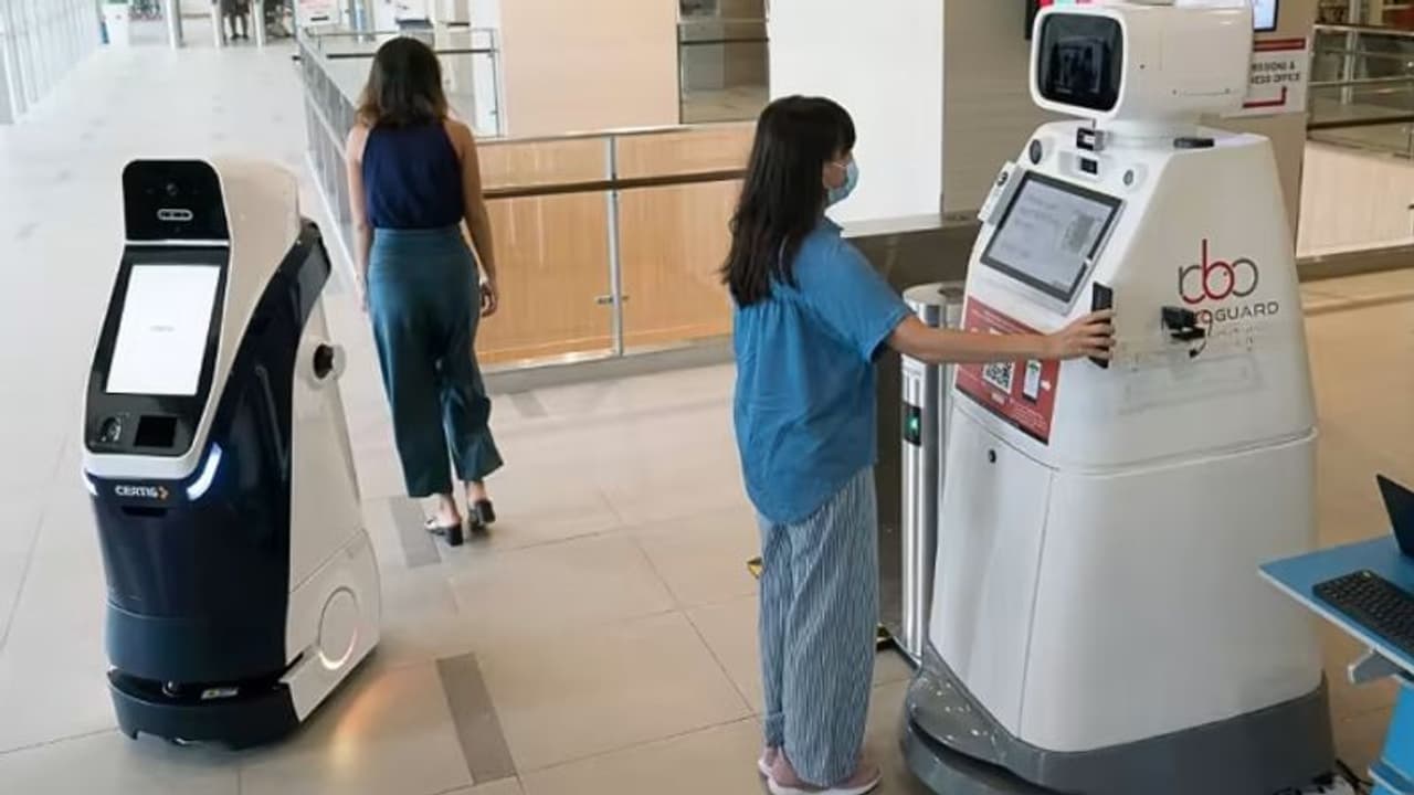 எல்லாமே எந்திரமயம் தான்.. சிங்கப்பூரில் மருத்துவர்களுக்கு உதவும் ரோபோக்கள் என்னவெல்லாம் செய்யும்? ஒரு பார்வை எல்லாமே எந்திரமயம் தான்.. சிங்கப்பூரில் மருத்துவர்களுக்கு உதவும் ரோபோக்கள் என்னவெல்லாம் செய்யும்? ஒரு பார்வை