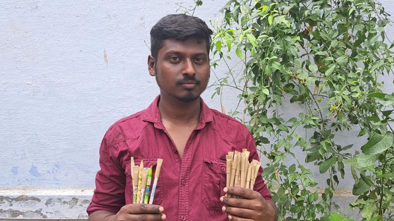 சுற்றுசூழலை பாதுகாக்க விதையுடன் கூடிய பேனா தயாரிக்கும் திண்டுக்கல் இளைஞருக்கு குவியும் பாராட்டு சுற்றுசூழலை பாதுகாக்க விதையுடன் கூடிய பேனா தயாரிக்கும் திண்டுக்கல் இளைஞருக்கு குவியும் பாராட்டு