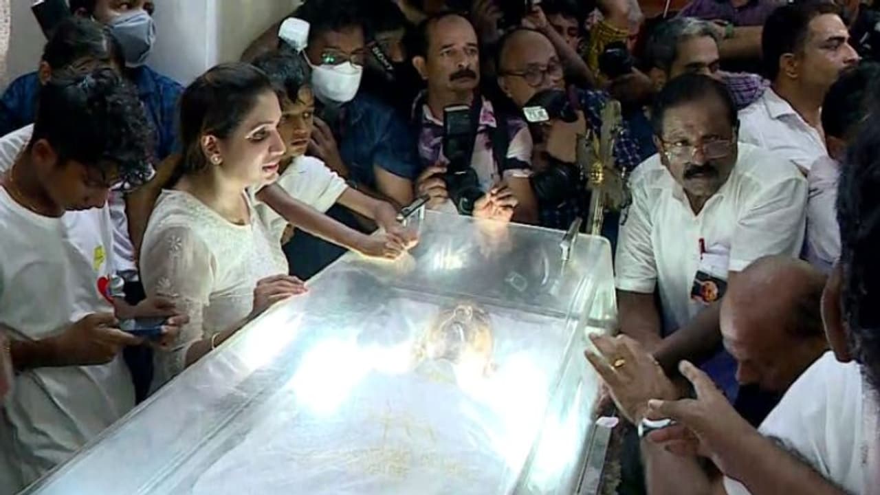 ഉമ്മൻചാണ്ടിയുടെ ഭൗതിക ശരീരം പുതുപ്പള്ളി ഹൗസിൽ, അന്ത്യാഞ്ജലി അർപ്പിക്കാൻ ജനപ്രവാഹം ഉമ്മൻചാണ്ടിയുടെ ഭൗതിക ശരീരം പുതുപ്പള്ളി ഹൗസിൽ, അന്ത്യാഞ്ജലി അർപ്പിക്കാൻ ജനപ്രവാഹം