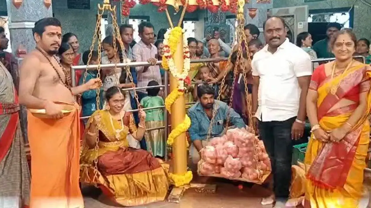 ஆந்திராவில் மகளின் எடைக்கு எடை 51 கிலோ தக்காளியை துலாபாரமாக வழங்கிய தம்பதி! ஆந்திராவில் மகளின் எடைக்கு எடை 51 கிலோ தக்காளியை துலாபாரமாக வழங்கிய தம்பதி!