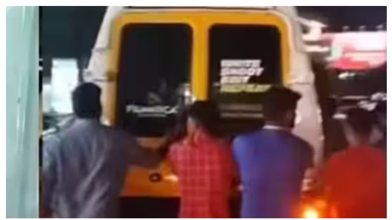 നെടുമ്പാശ്ശേരിയിൽ സിനിമാ യൂണിറ്റ് വാനിന് നേരെ ആക്രമണം; വാൻ തടഞ്ഞ് താക്കോൽ ഊരി കാർ ഓടിച്ചുപോയി നെടുമ്പാശ്ശേരിയിൽ സിനിമാ യൂണിറ്റ് വാനിന് നേരെ ആക്രമണം; വാൻ തടഞ്ഞ് താക്കോൽ ഊരി കാർ ഓടിച്ചുപോയി