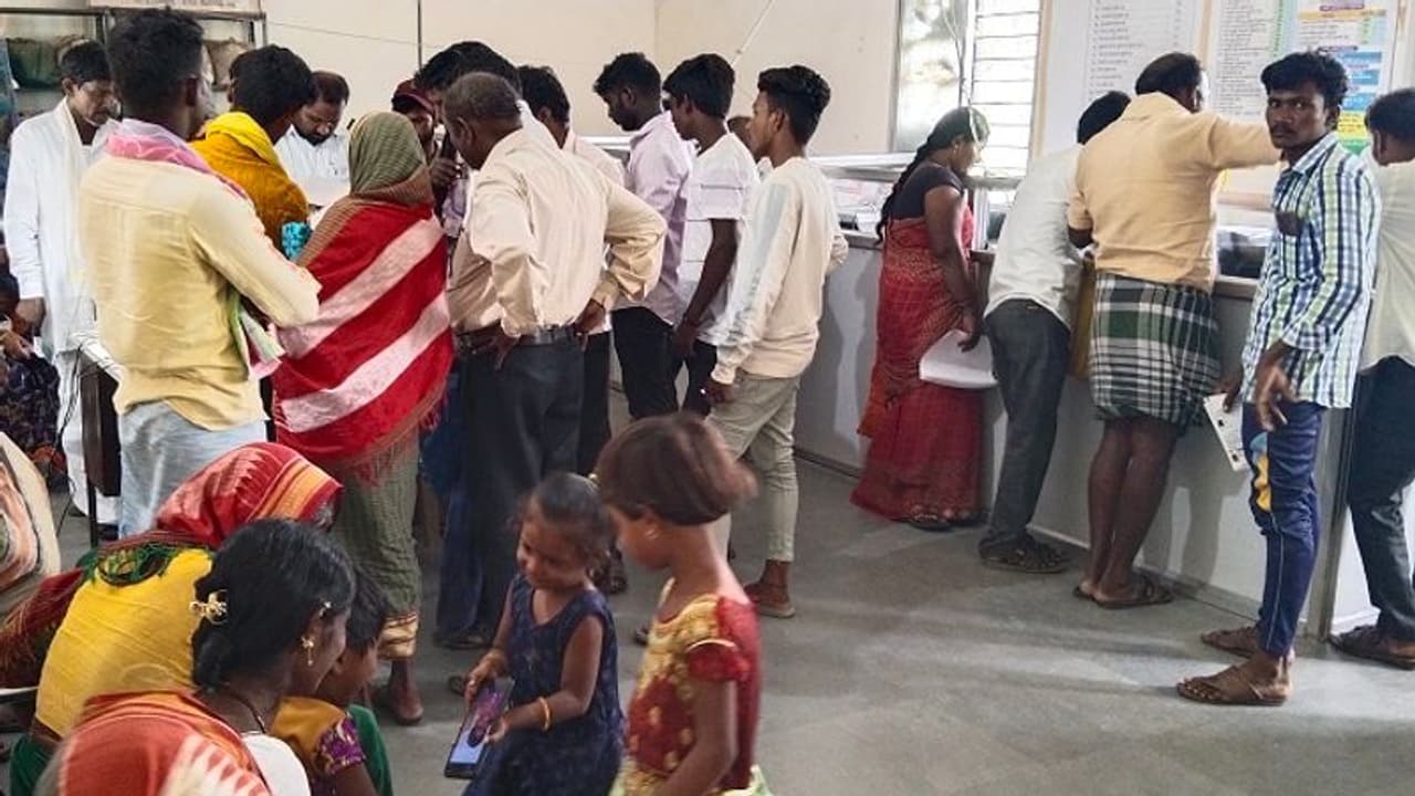 ಆಧಾರ್ ಜೋಡಣೆ, ತಿದ್ದುಪಡಿಗೆ ಹಣ ವಸೂಲಿ: ಜನಸಾಮಾನ್ಯರ ಆಕ್ರೋಶ..! ಆಧಾರ್ ಜೋಡಣೆ, ತಿದ್ದುಪಡಿಗೆ ಹಣ ವಸೂಲಿ: ಜನಸಾಮಾನ್ಯರ ಆಕ್ರೋಶ..!