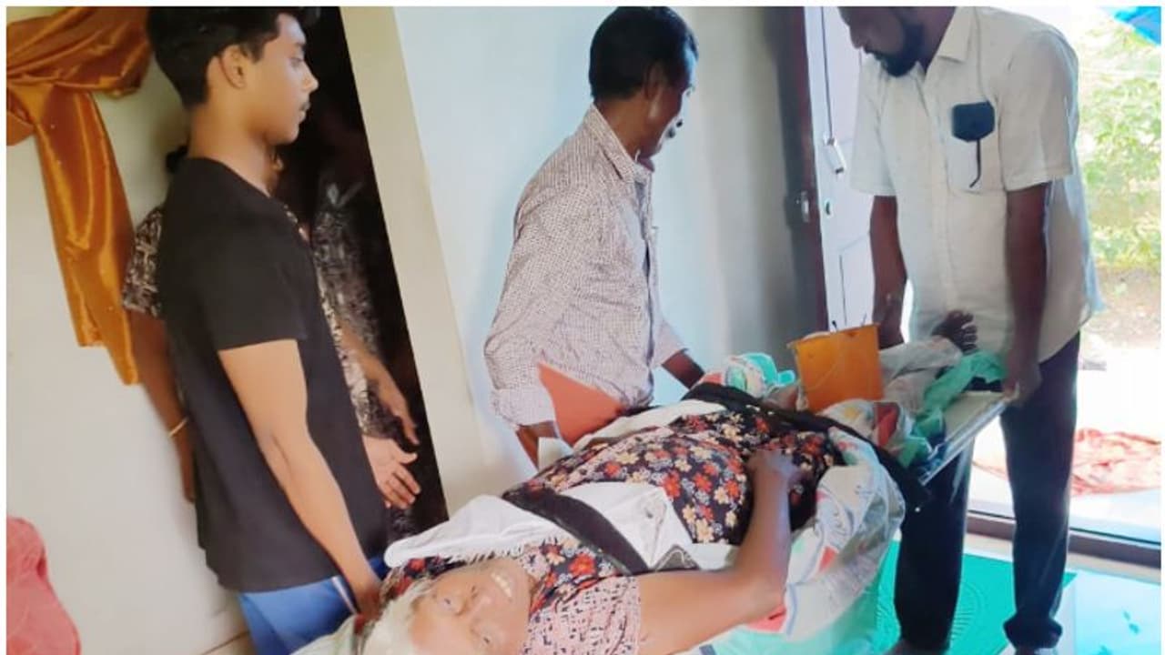 കണ്ണുകാണാത്ത മകള്, പ്രായമായ അമ്മ; ഭക്ഷണം പോലും ലഭിക്കാത്ത അവസ്ഥ; തുണയായി ജനമൈത്രി പൊലീസ് കണ്ണുകാണാത്ത മകള്, പ്രായമായ അമ്മ; ഭക്ഷണം പോലും ലഭിക്കാത്ത അവസ്ഥ; തുണയായി ജനമൈത്രി പൊലീസ്