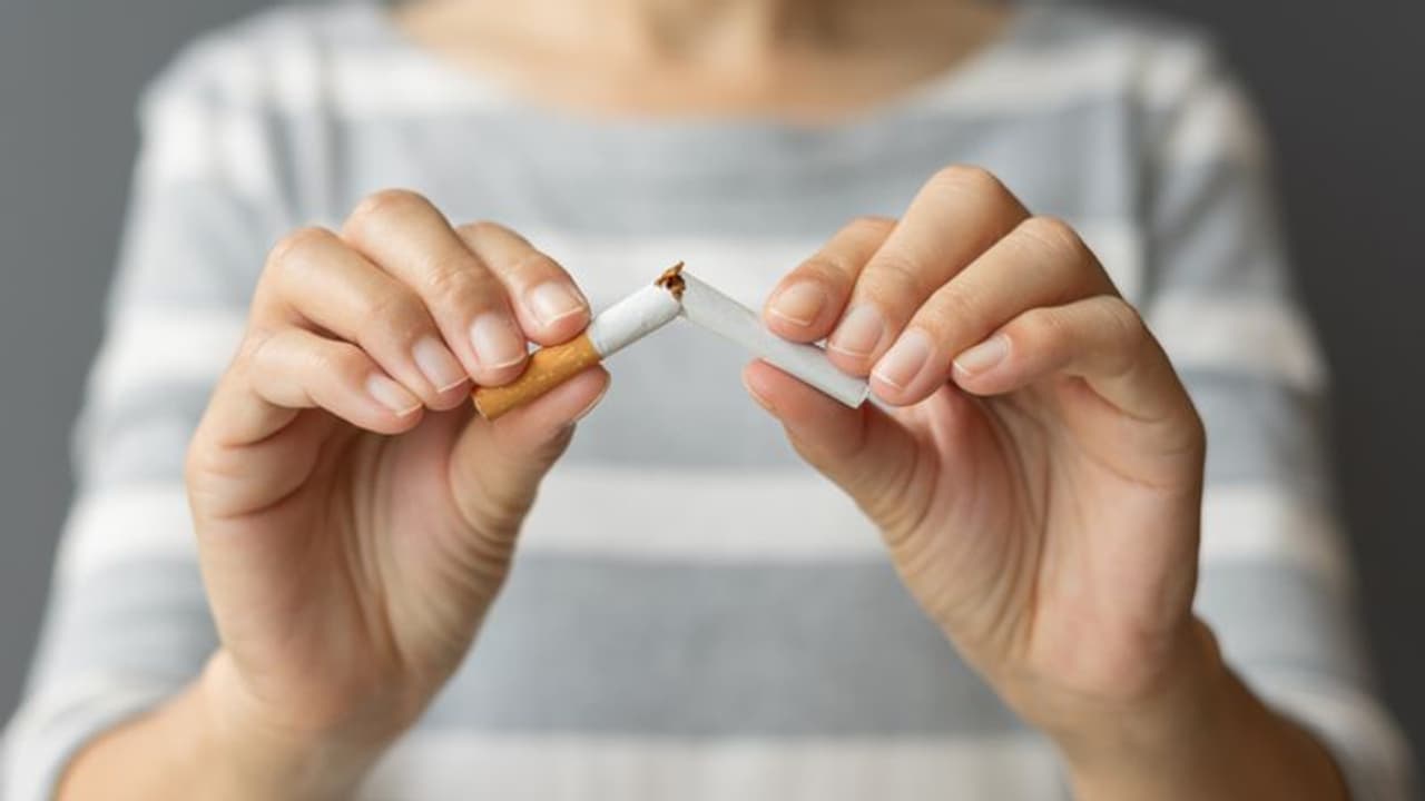 പുകവലി കണ്ണുകളുടെ ആരോ​ഗ്യത്തെ ബാധിക്കുമോ? വിദ​ഗ്ധർ പറയുന്നു 