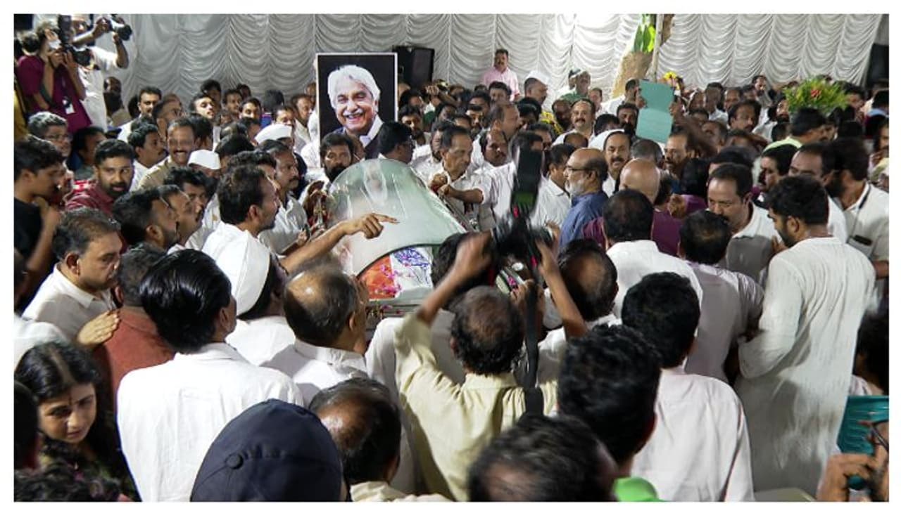 എങ്ങും കണ്ണീരും സ്നേഹവും, രാത്രി വൈകിയും ഉമ്മൻചാണ്ടിയെ ഒരുനോക്ക് കാണാൻ ജനസാഗരം, നെഞ്ചുലച്ച് പൊതുദർശനം