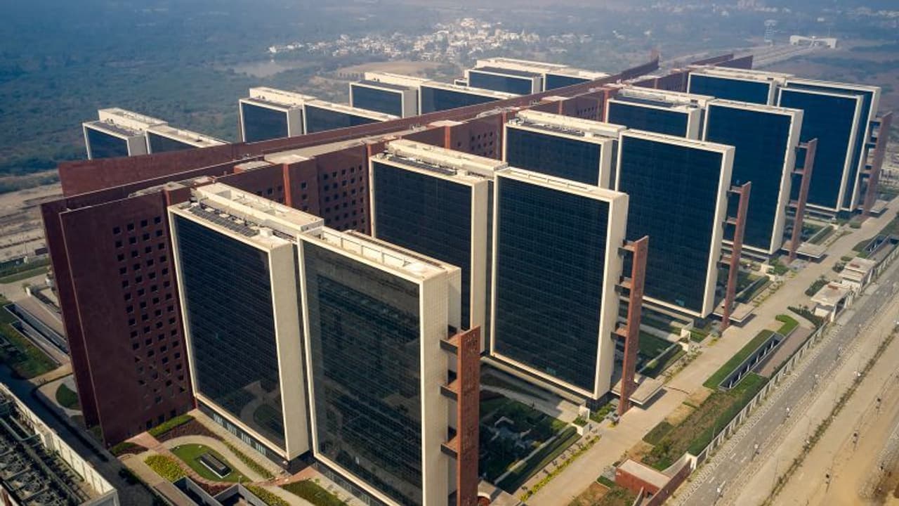 ಸೂರತ್‌ನ ಡೈಮಂಡ್‌ ಬೋರ್ಸ್‌ ವಿಶ್ವದಲ್ಲೇ ಬೃಹತ್‌ ಕಚೇರಿ! ಅಮೆರಿಕದ ಪೆಂಟಗನ್ ಹಿಂದಿಕ್ಕಿ ನಂ. 1 ಪಟ್ಟಕ್ಕೆ