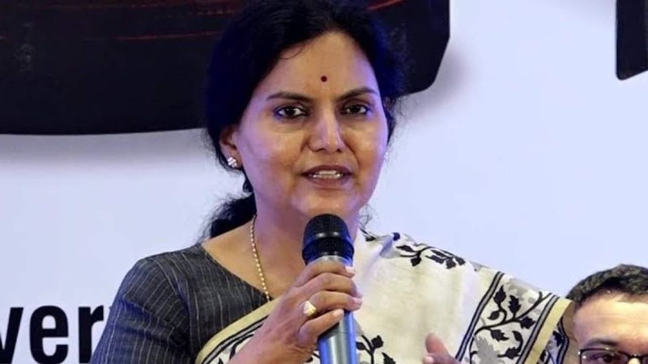 తెలంగాణలో భారీ వర్షాలు: ముందస్తు ఏర్పాట్లపై ప్రభుత్వ చర్యలు.. సీఎస్ సమీక్ష తెలంగాణలో భారీ వర్షాలు: ముందస్తు ఏర్పాట్లపై ప్రభుత్వ చర్యలు.. సీఎస్ సమీక్ష