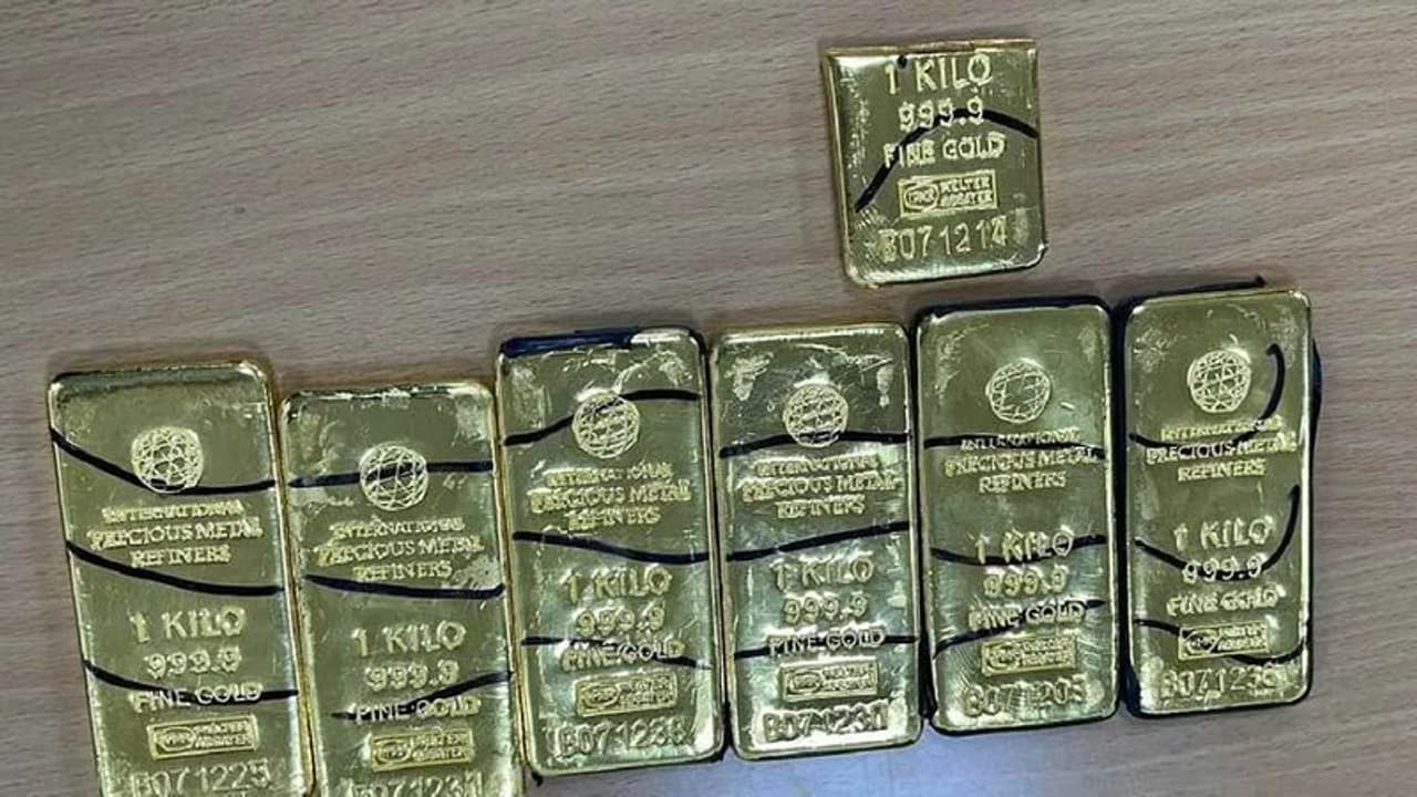 ಕೆಂಪೇಗೌಡ ಏರ್ಪೋರ್ಟ್ನಲ್ಲಿ ಸಿಕ್ತು 4 ಕೋಟಿಯ ಚಿನ್ನದ ಬಿಸ್ಕತ್: ವ್ಯಕ್ತಿ ಸೆರೆ ಕೆಂಪೇಗೌಡ ಏರ್ಪೋರ್ಟ್ನಲ್ಲಿ ಸಿಕ್ತು 4 ಕೋಟಿಯ ಚಿನ್ನದ ಬಿಸ್ಕತ್: ವ್ಯಕ್ತಿ ಸೆರೆ