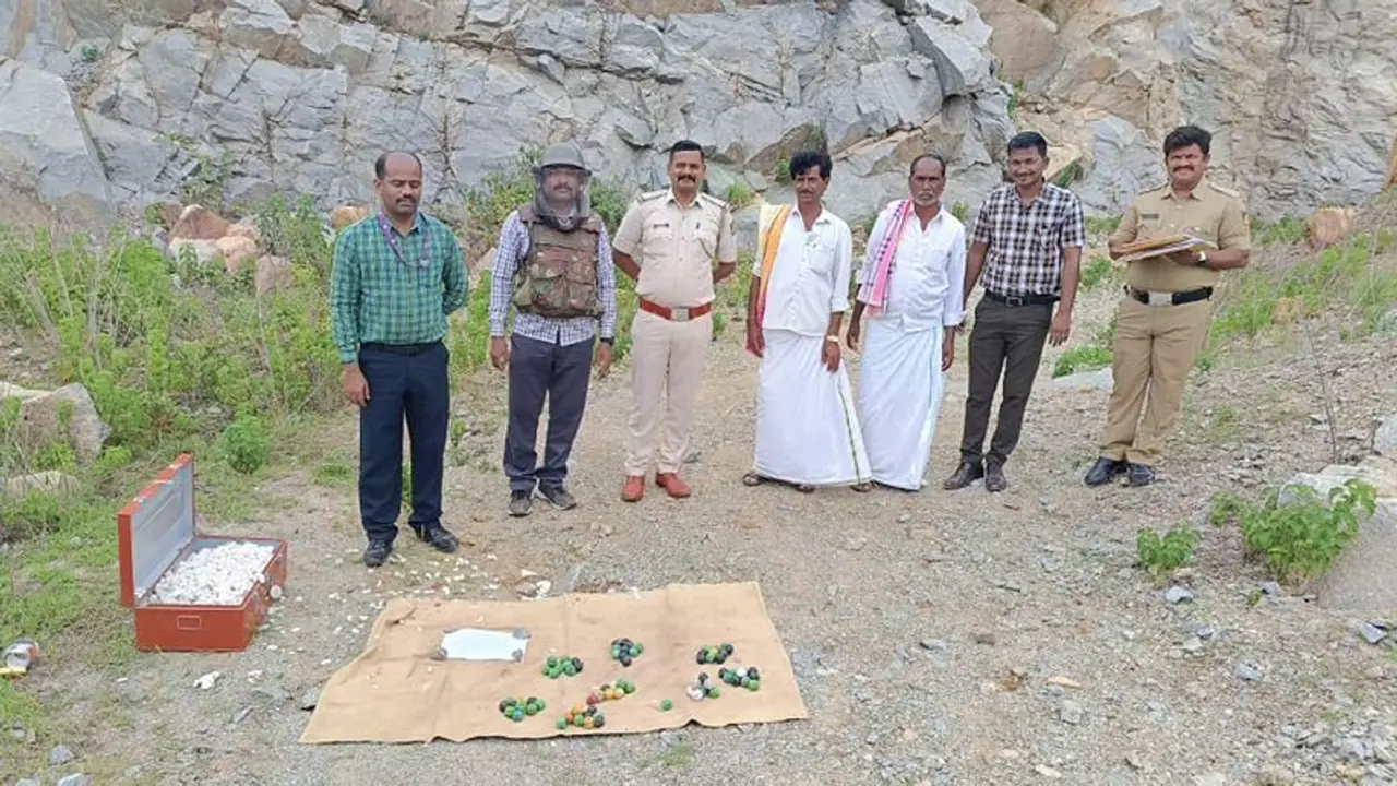 Chitradurga: ದೇವಸಮುದ್ರದಲ್ಲಿ ಪೊಲೀಸರ ದಾಳಿ: 81 ನಾಡಬಾಂಬ್ ವಶ